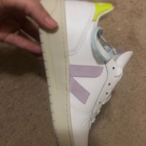 Veja V-10 Leather Extra-White